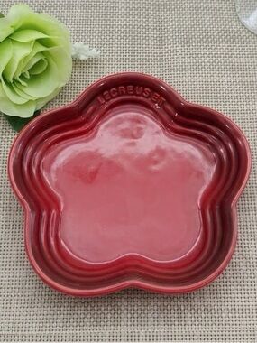 Le Creuset Stoneware Flower Petal Scalloped Trinket Dish Plate Tray